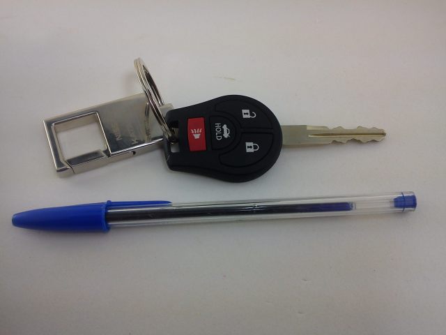 Chave do Nissan versa com uma caneta para comparação